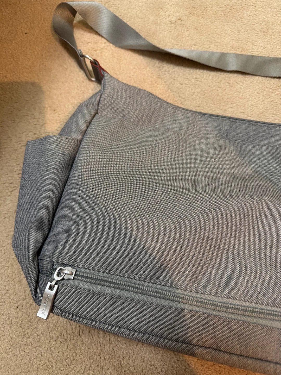 Baggallini grey crossbody bag with pouch - photo 2