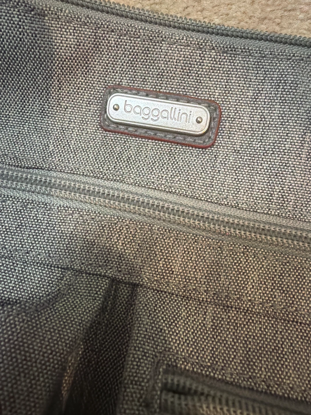 Baggallini grey crossbody bag with pouch - photo 3