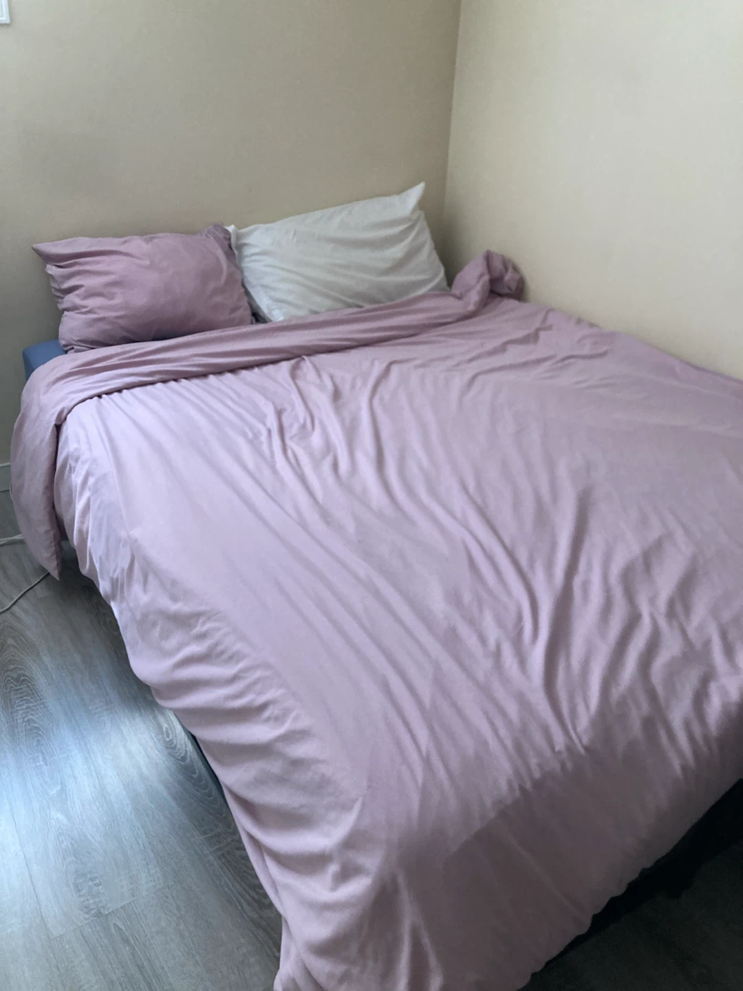 MOVING SALE : Queen size bed