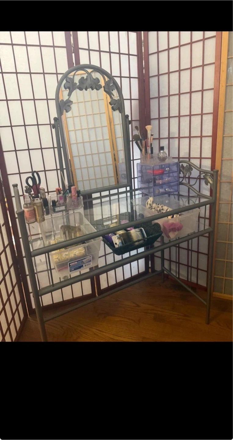 Vanity desk with mirror