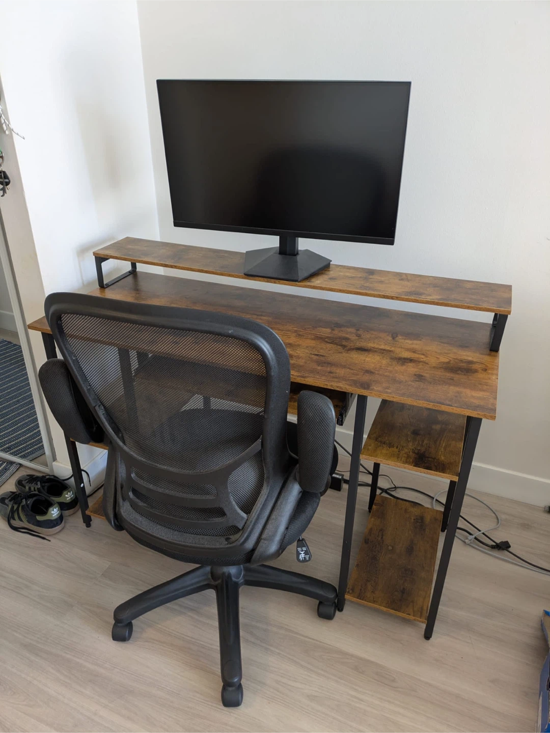 Desk - photo 2