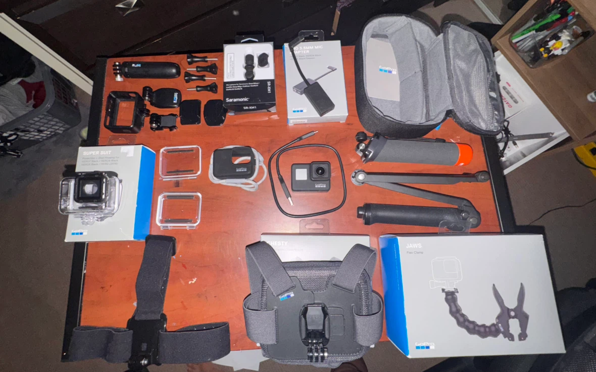 GoPro Hero 7 black + Multiple Accesories (NEED GONE!)