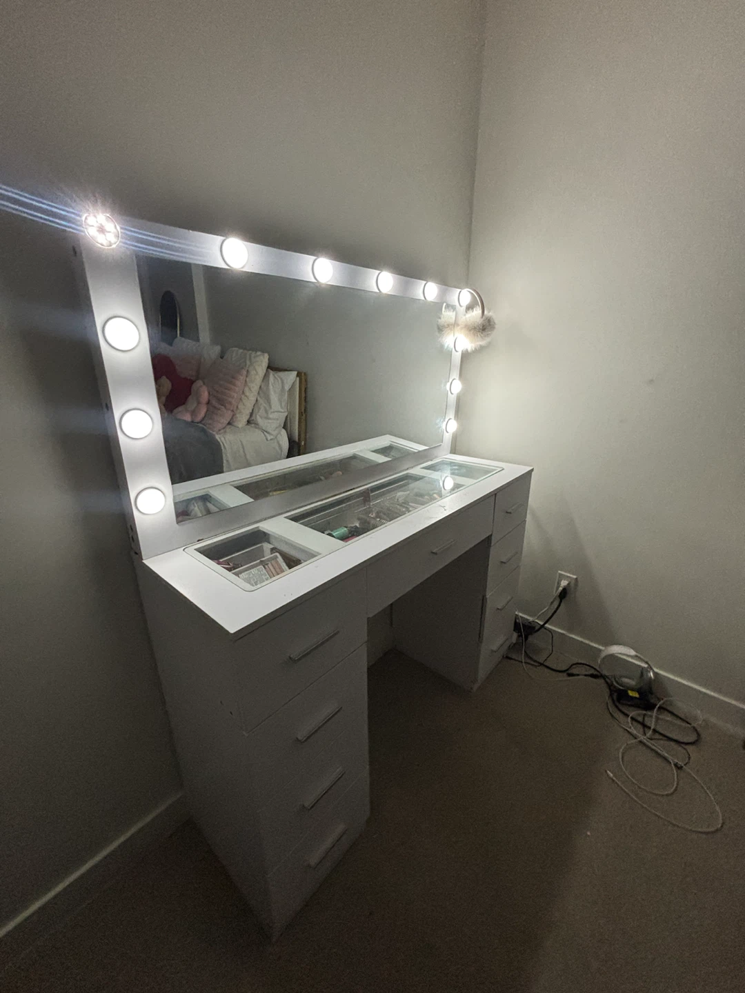 White Vanity Desk with Lighted Mirror - photo 4