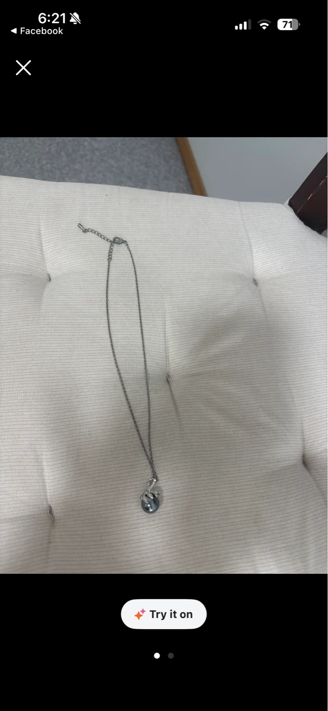 Silver chain necklace with grey pearl pendant