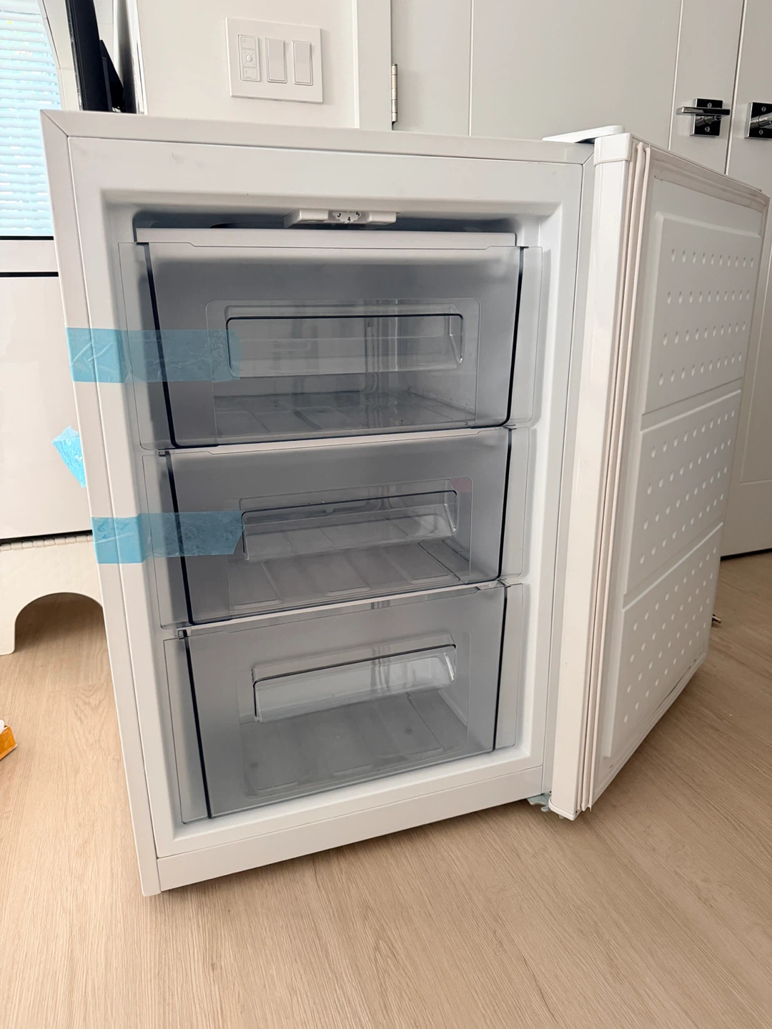GALANZ UPRIGHT 3 DRAWER FREEZER GL31FWEE - photo 2