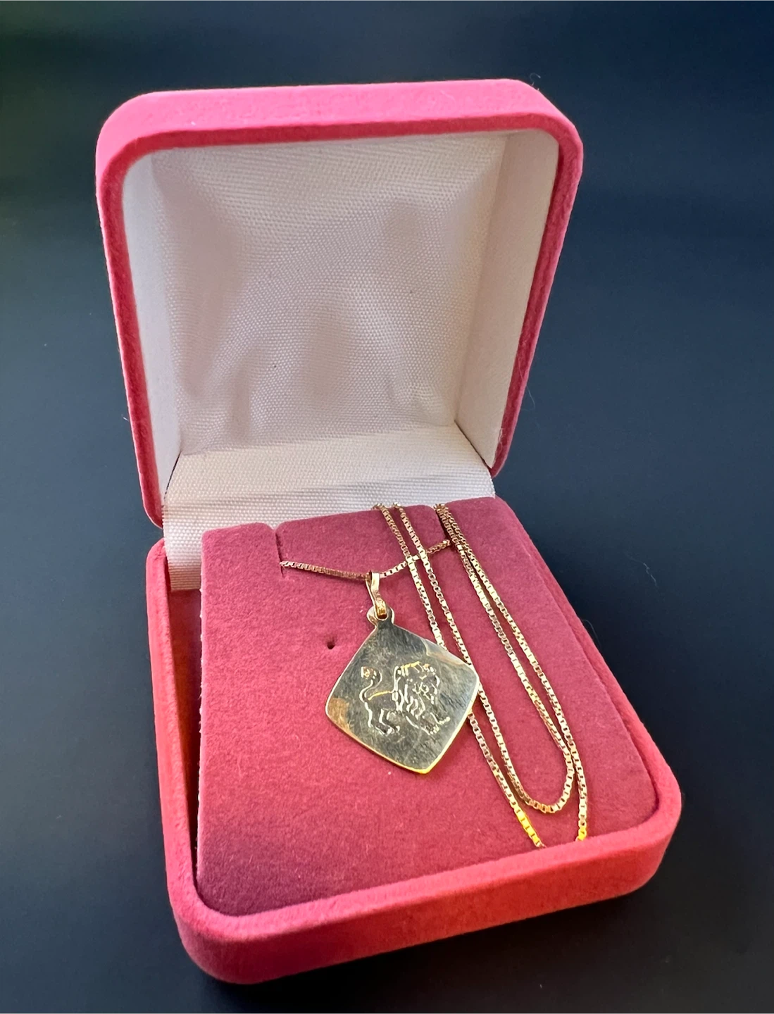 Vintage Solid 10K Yellow Gold Lion Pendant Necklace