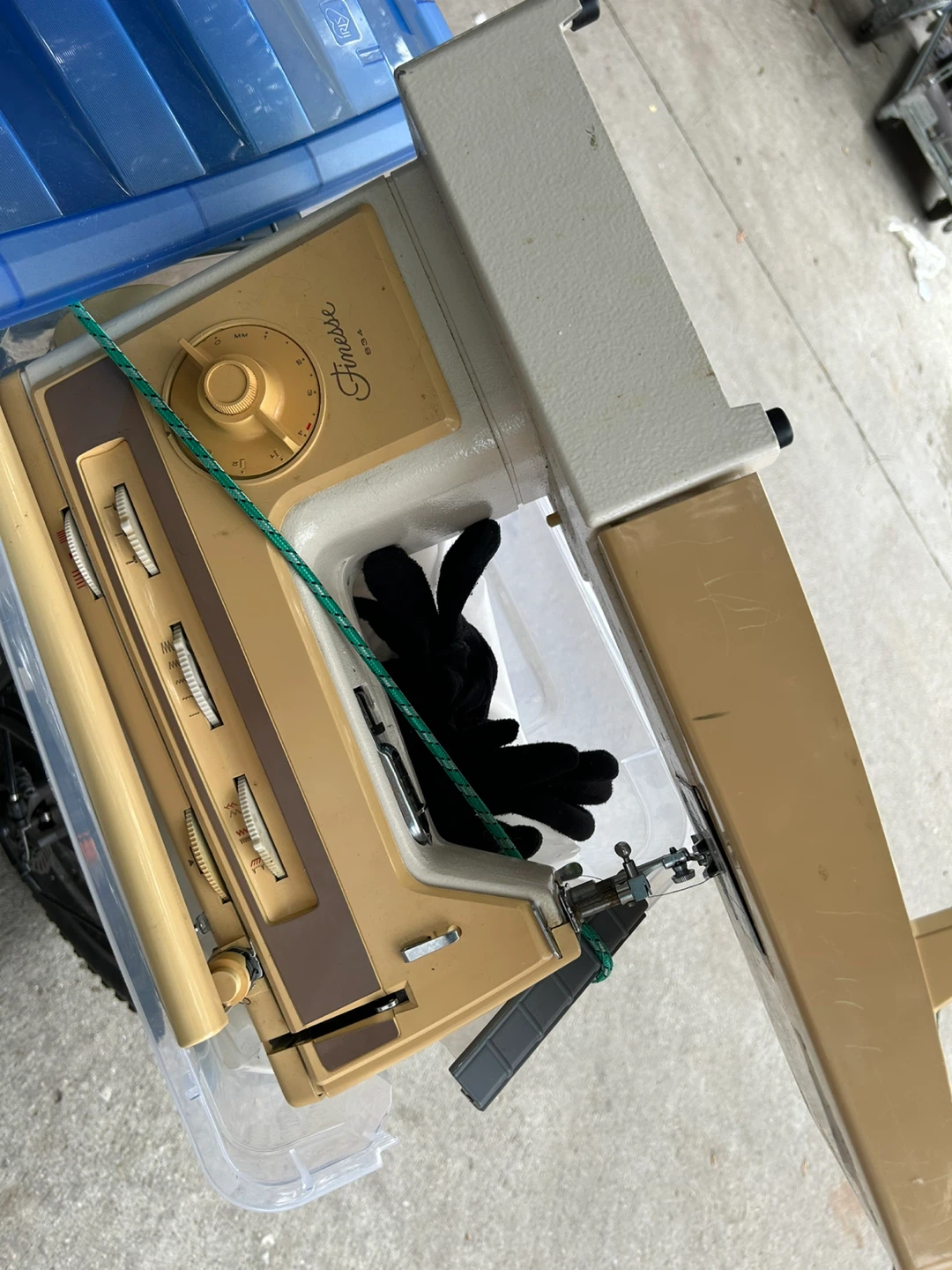 Vintage Singer Finesse Sewing Machine 834