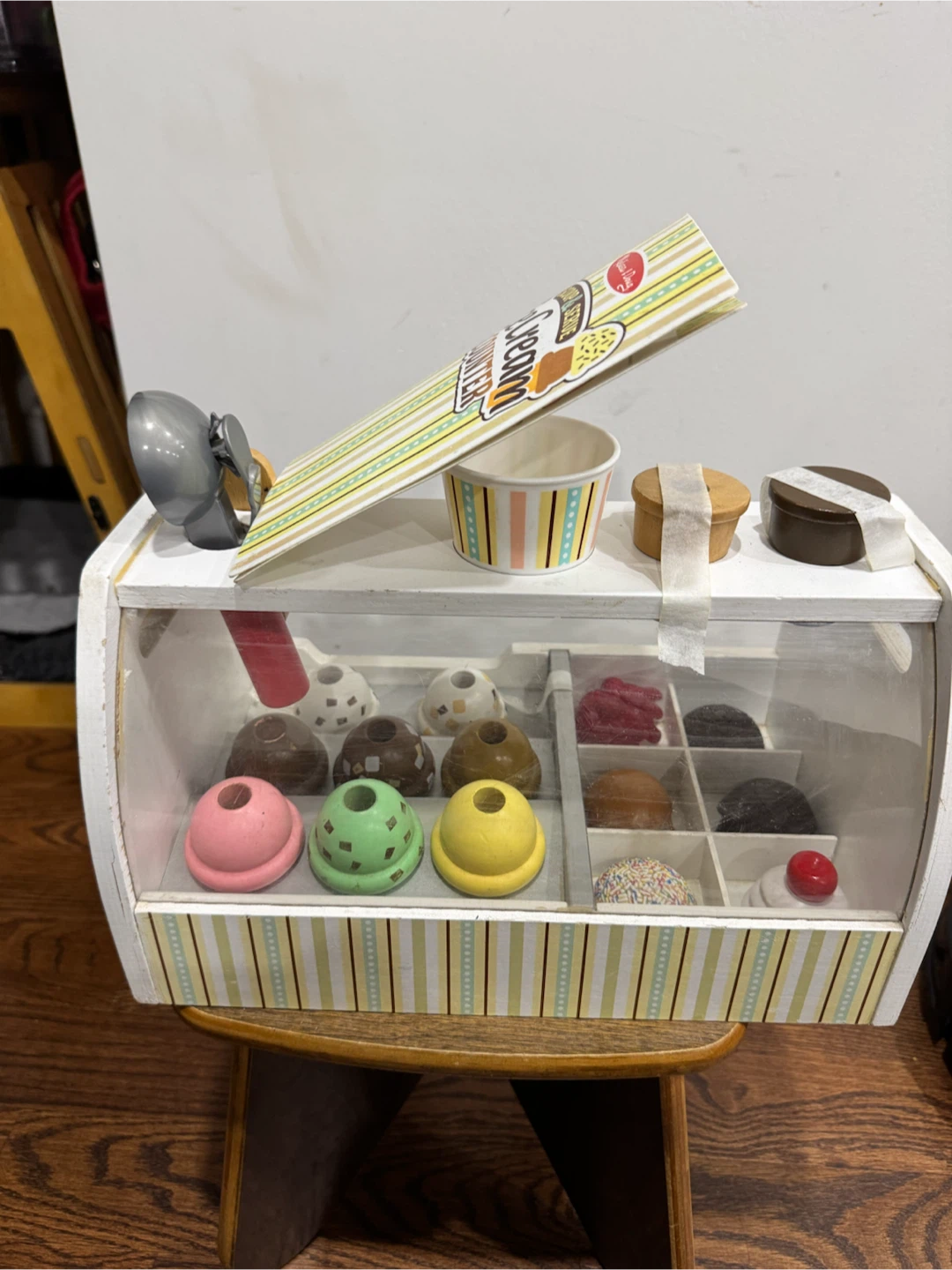 Melissa & Doug Wooden Scoop & Serve Ice Cream Counter