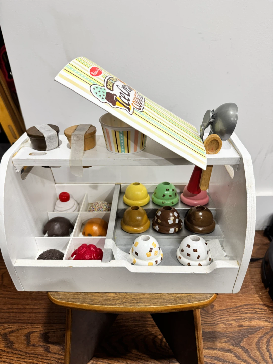 Melissa & Doug Wooden Scoop & Serve Ice Cream Counter - photo 2