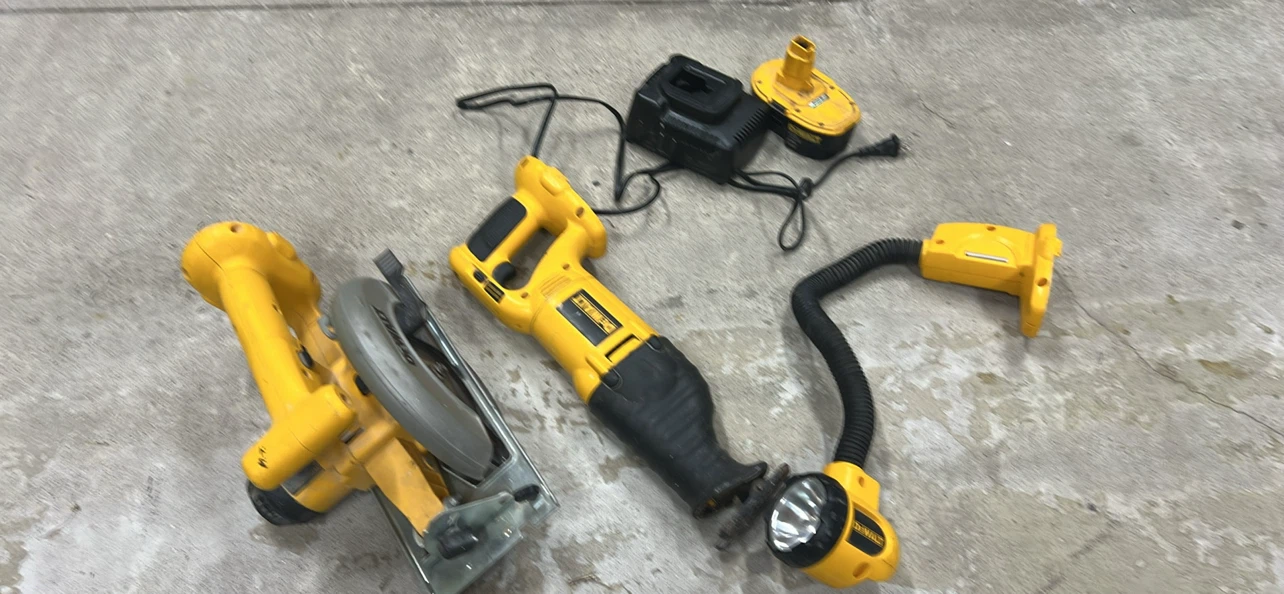 DeWalt Circular Saw and Reciprocating Saw Set - photo 2