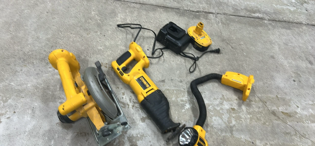 DeWalt Circular Saw and Reciprocating Saw Set - photo 4