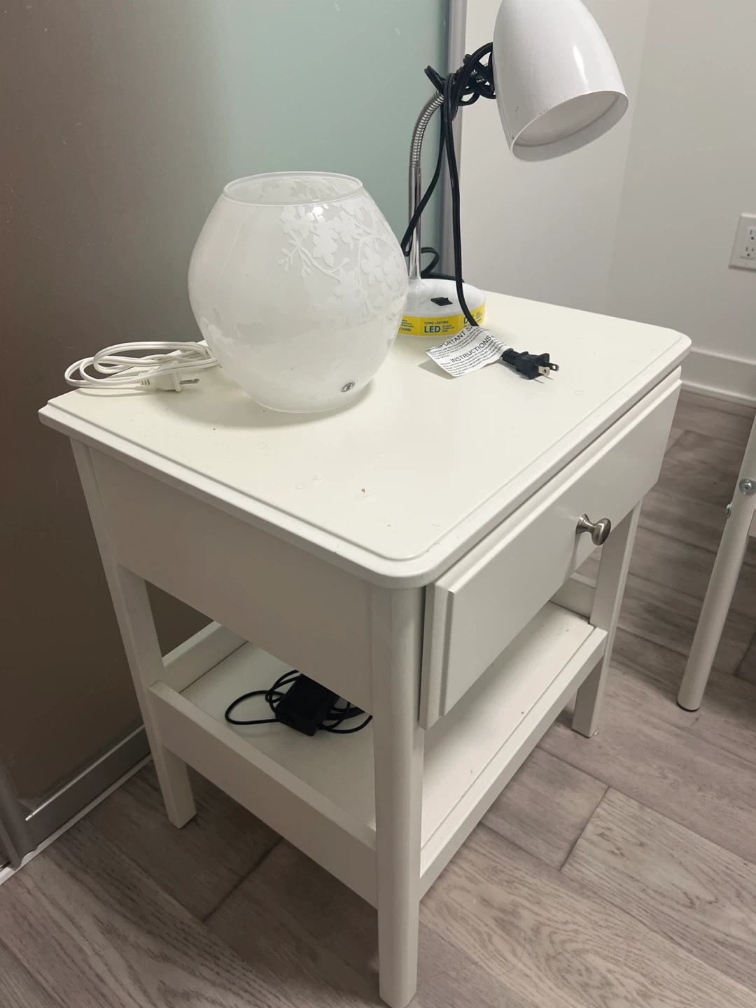 White bedside table with free lamp - photo 2