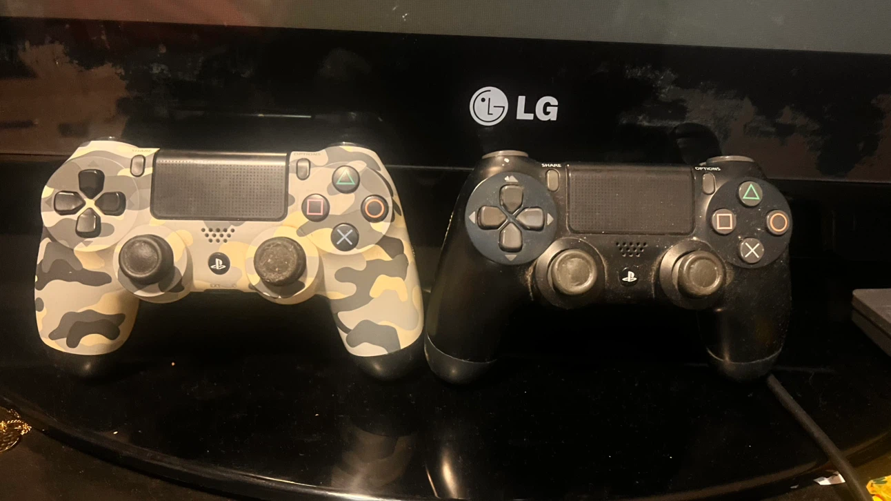 PS4 Slim with TV + 2 Controllers + FIFA 18 - Full Gaming Setup