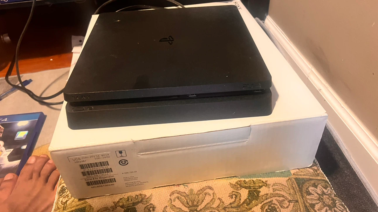 PS4 Slim with TV + 2 Controllers + FIFA 18 - Full Gaming Setup - photo 3