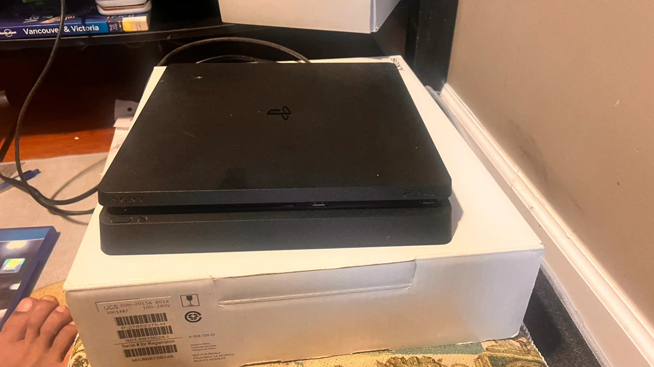 PS4 Slim with TV + 2 Controllers + FIFA 18 - Full Gaming Setup - photo 4