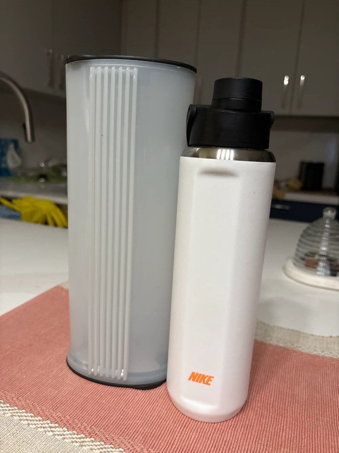 Tupperware tall pasta container - photo 3