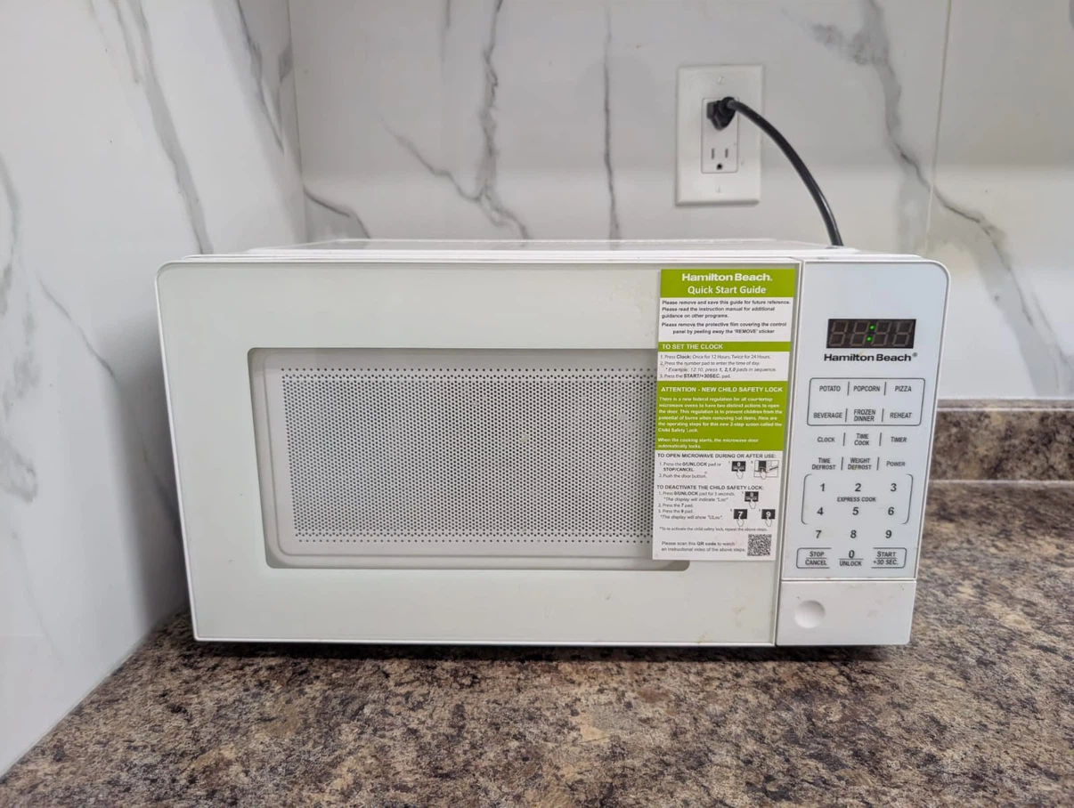 Hamilton Beach white microwave - photo 3