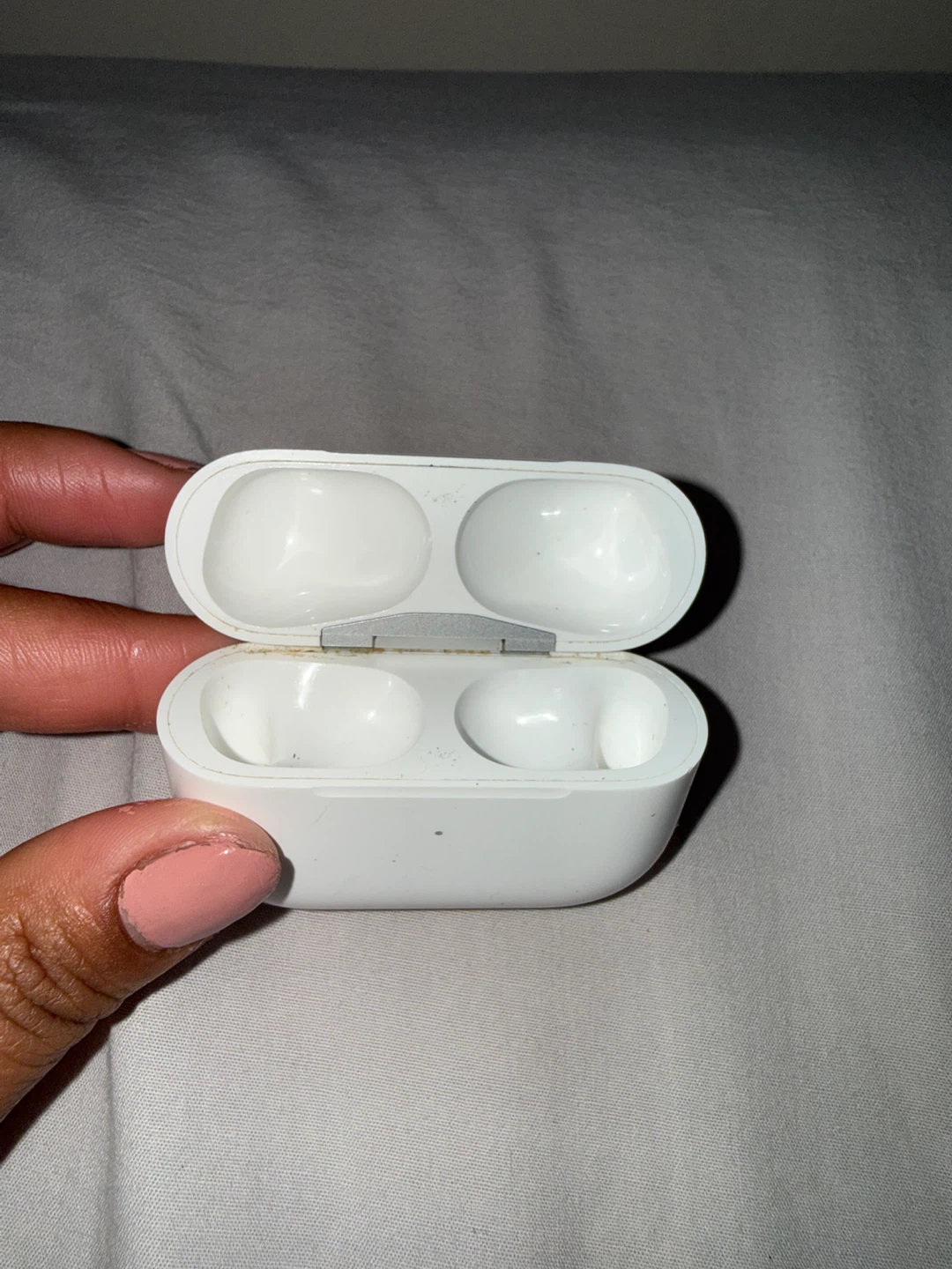 Apple AirPod Pro charging case - photo 2