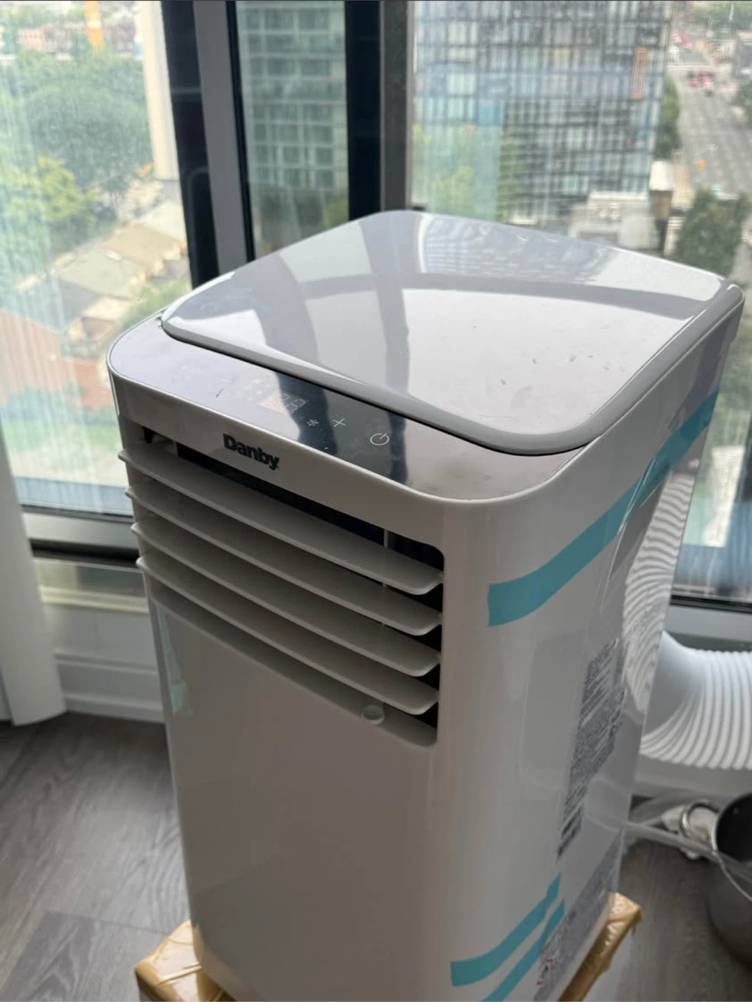 Danby air conditioner - New with box - photo 3