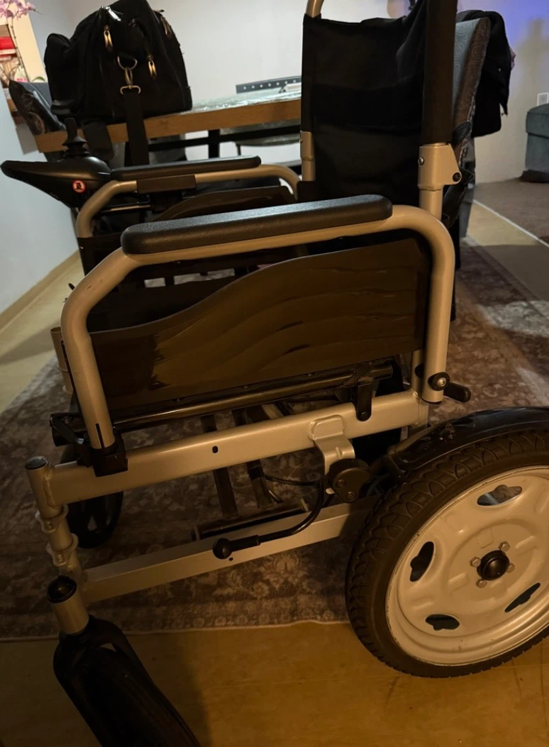 Black and silver folding electric wheelchair - photo 2