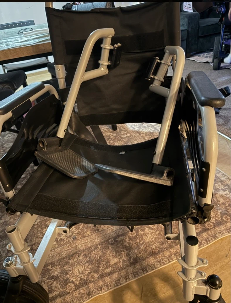 Black and silver folding electric wheelchair - photo 3
