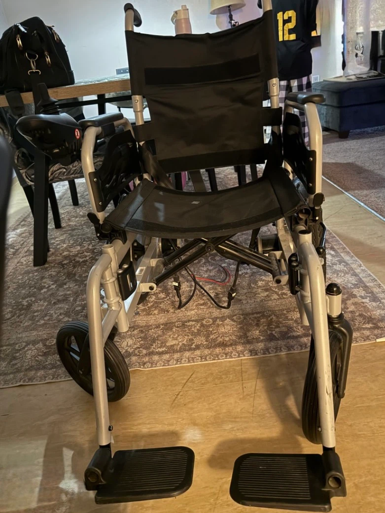 Black and silver folding electric wheelchair - photo 4