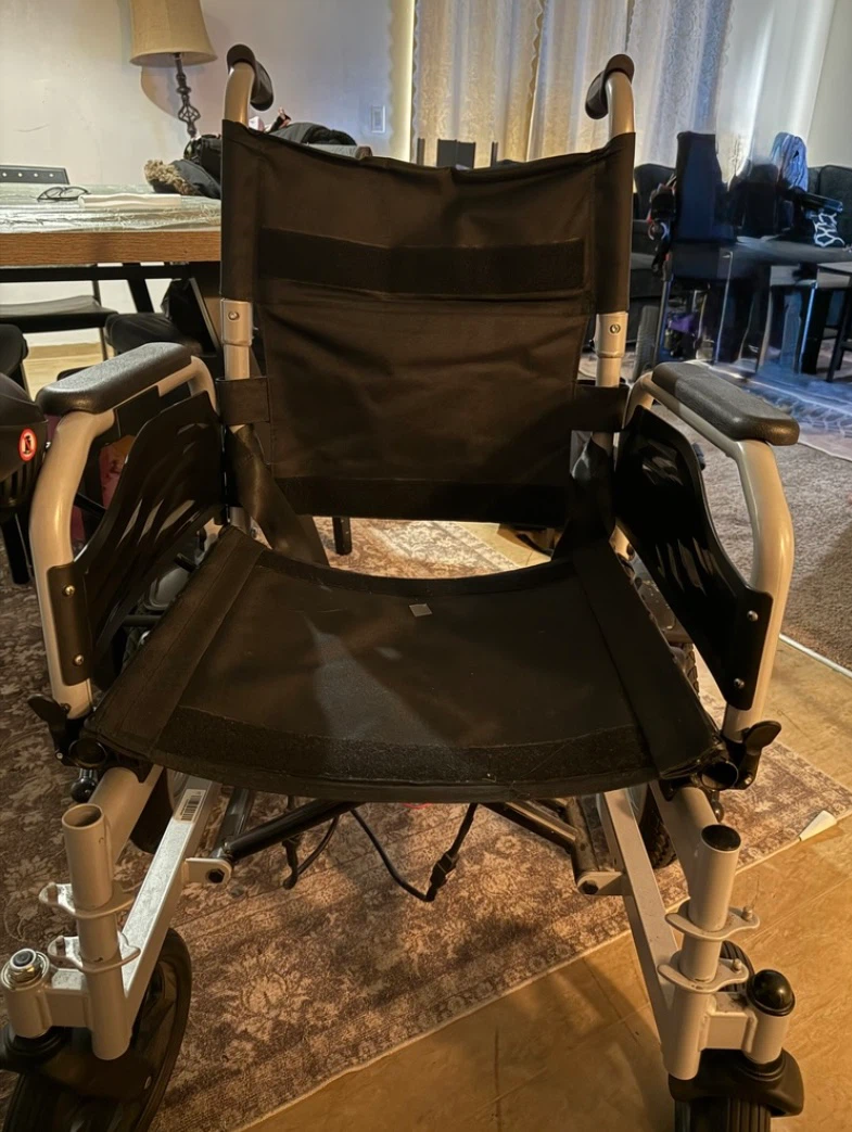 Black and silver folding electric wheelchair - photo 5