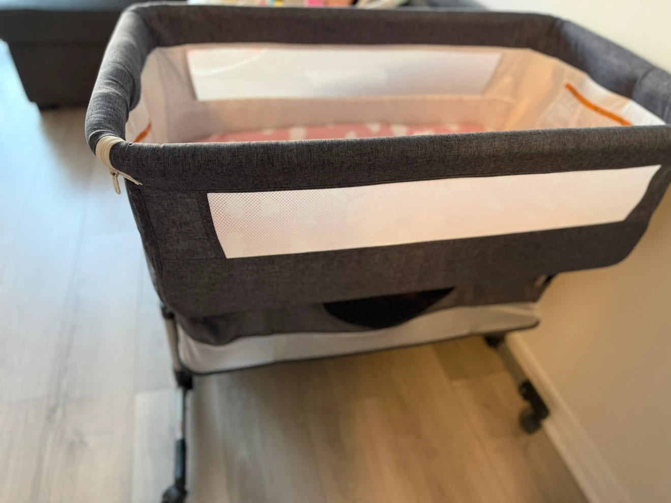 Grey bedside bassinet with storage basket - photo 2