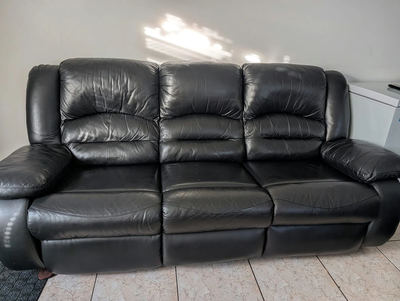 Black leather three seater sofa - photo 2