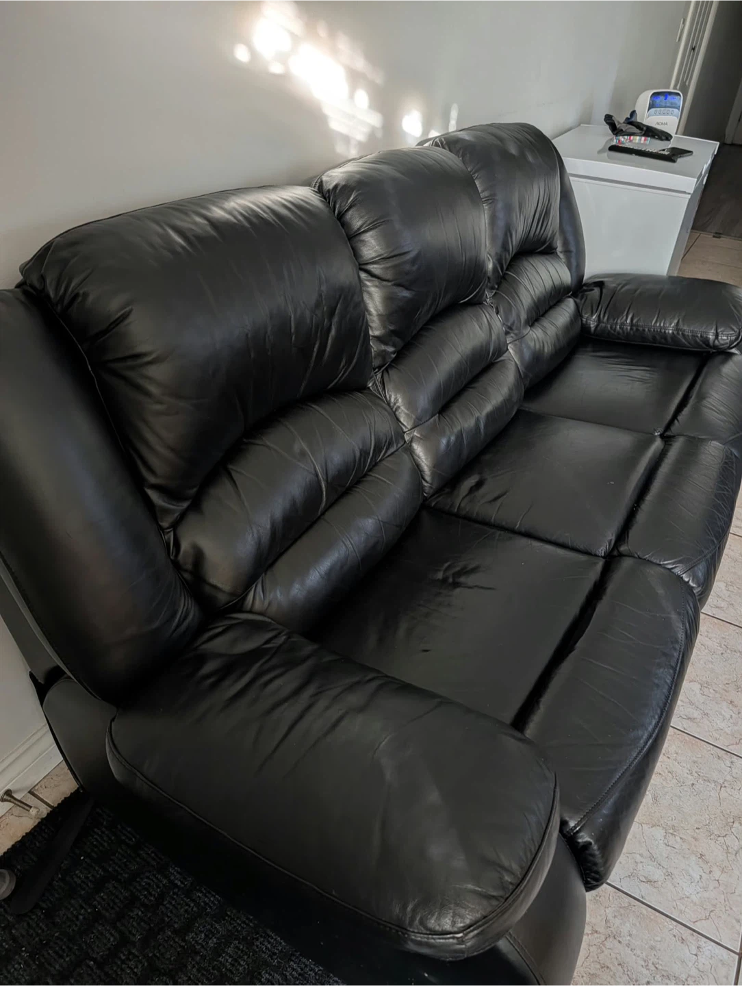 Black leather three seater sofa - photo 4