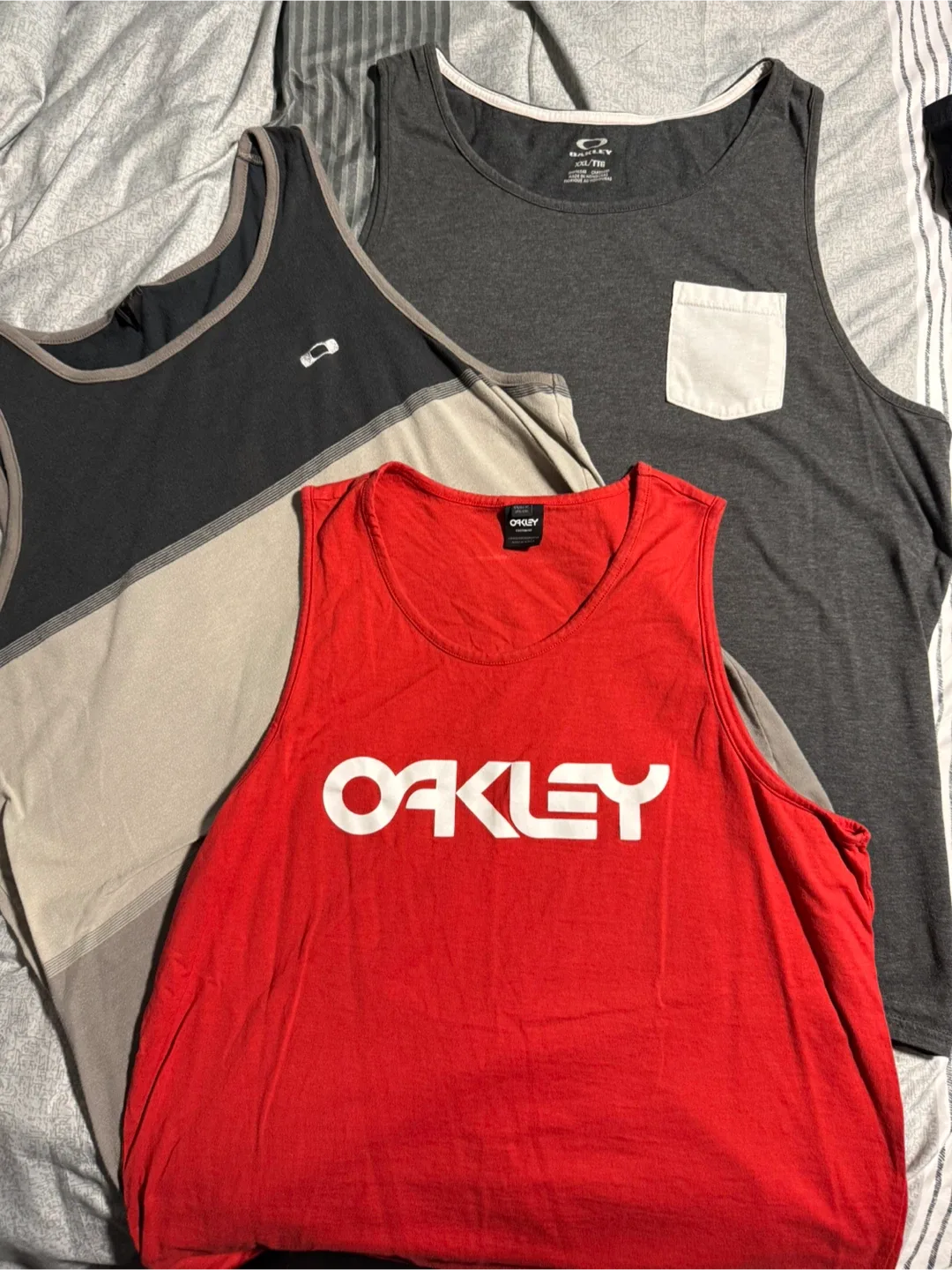 4 Oakley Men’s 2XL Tank Tops