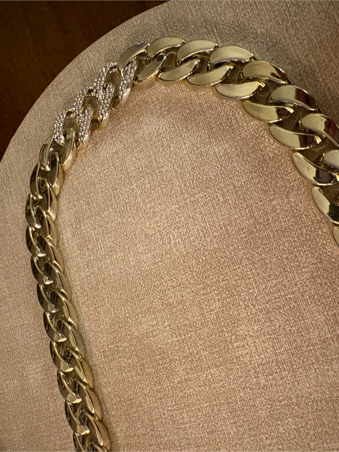 Oversized Gold-Tone Plastic Costume Chain Necklace - photo 2