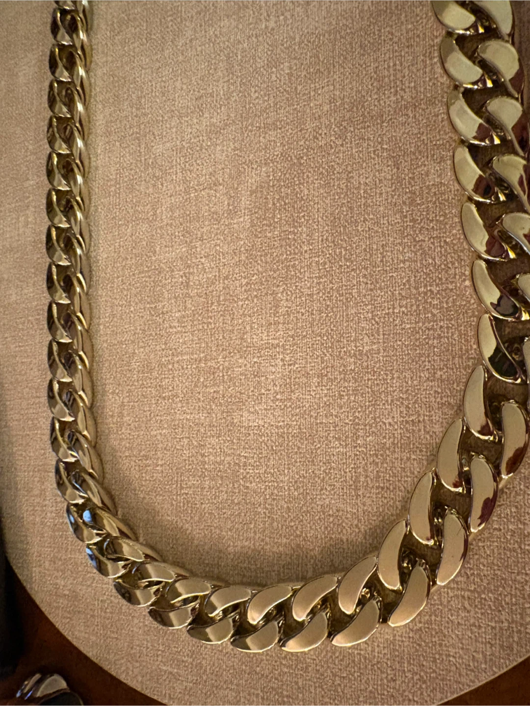 Oversized Gold-Tone Plastic Costume Chain Necklace - photo 3