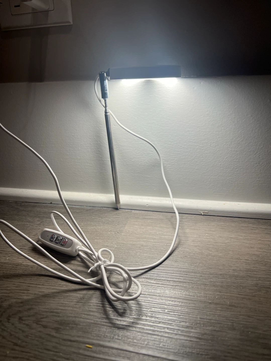 Unused Extendable Automatic Plant Grow Light - photo 2