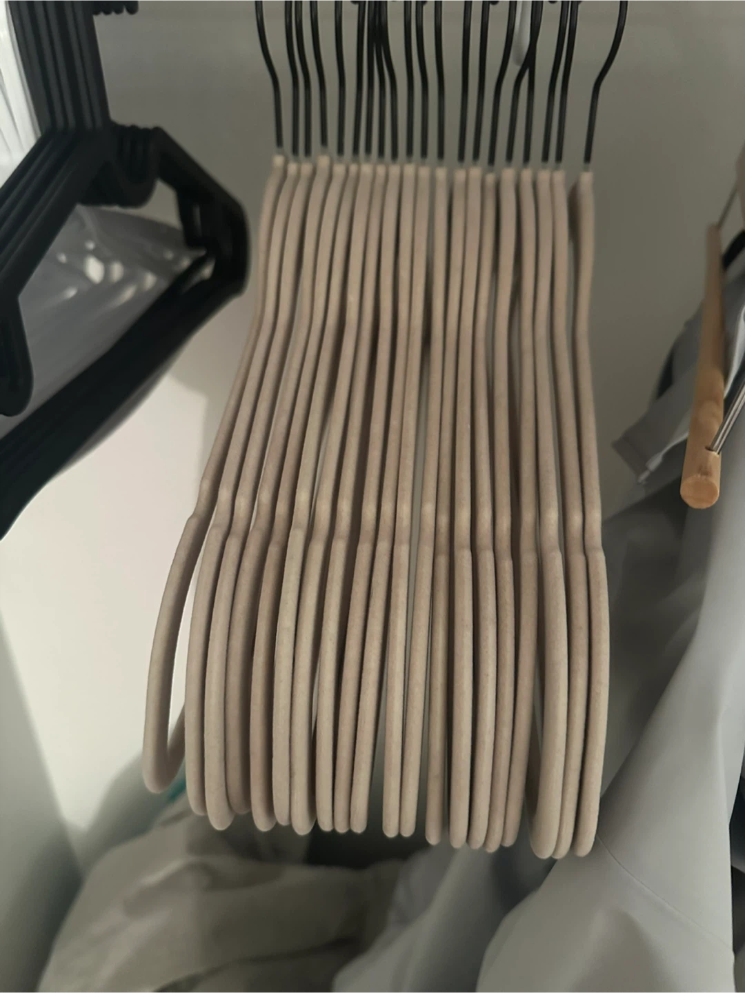 25 Velvet Non-Slip Hangers – Beige