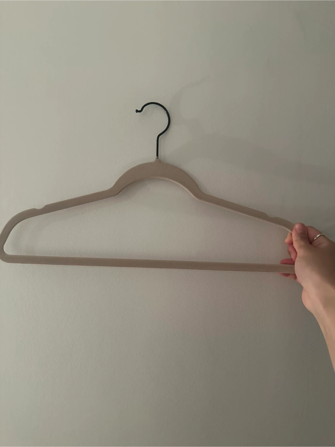 25 Velvet Non-Slip Hangers – Beige - photo 2