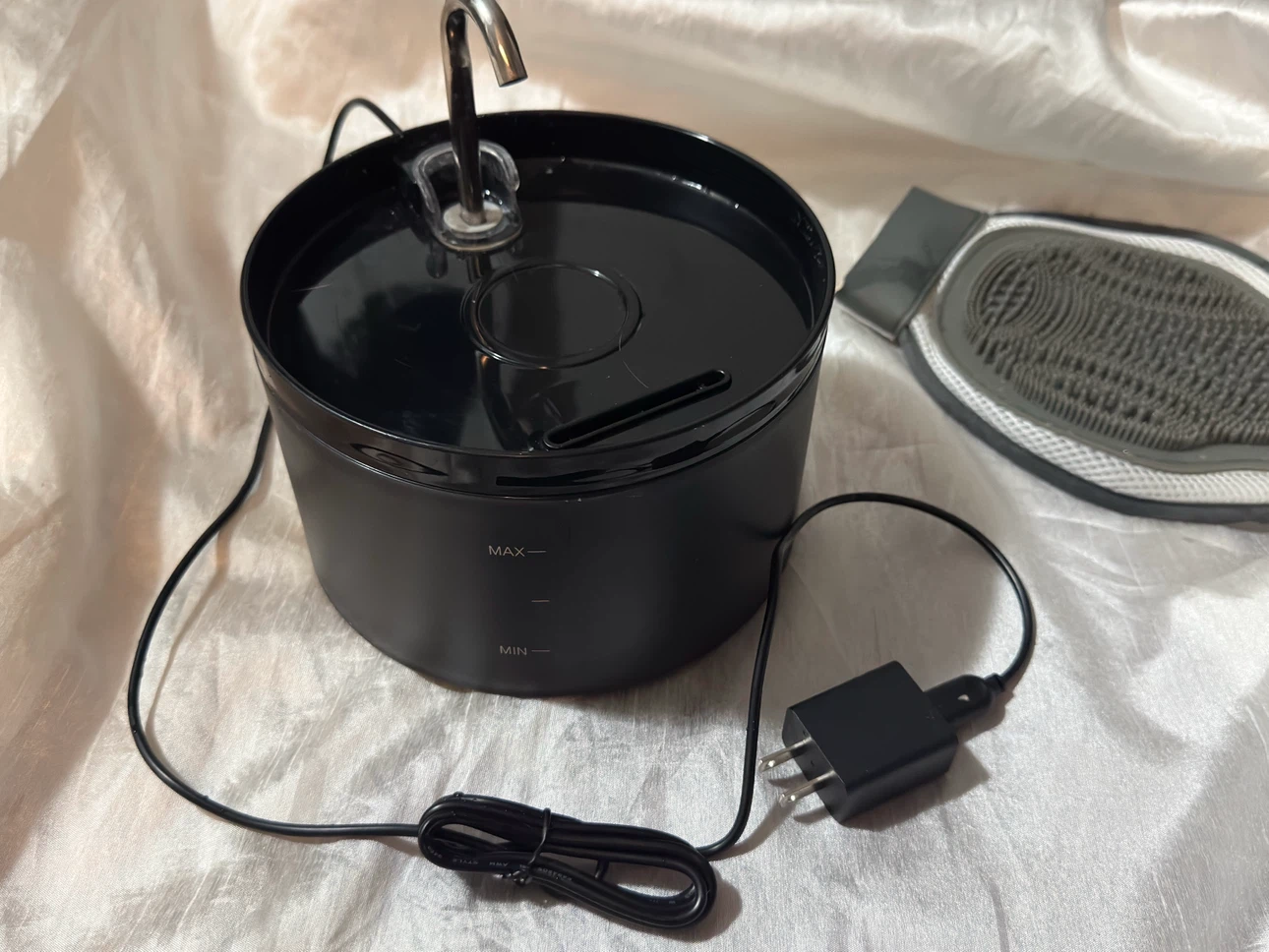 Black pet water fountain with grooming glove - photo 2
