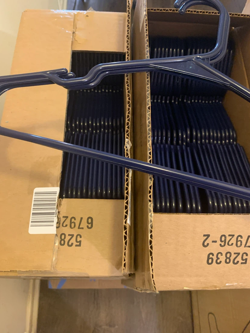 100 NEW PLASTIC HANGERS BLK