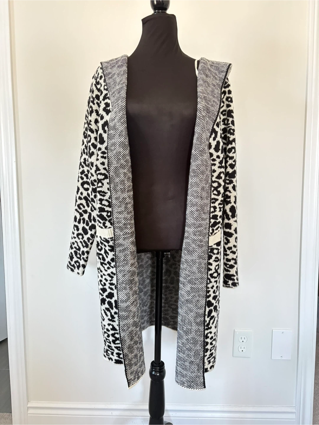 M - LIKE NEW! Monteau Leopard Print Knit Cardigan