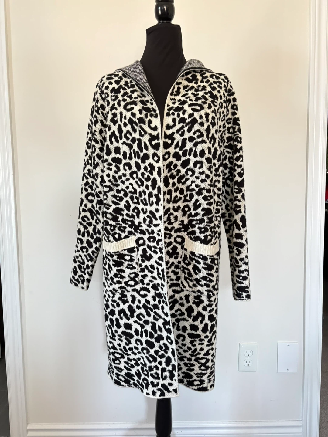 M - LIKE NEW! Monteau Leopard Print Knit Cardigan - photo 2