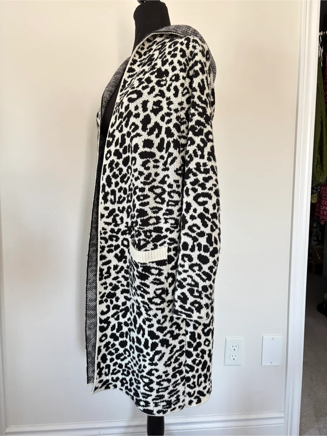 M - LIKE NEW! Monteau Leopard Print Knit Cardigan - photo 3