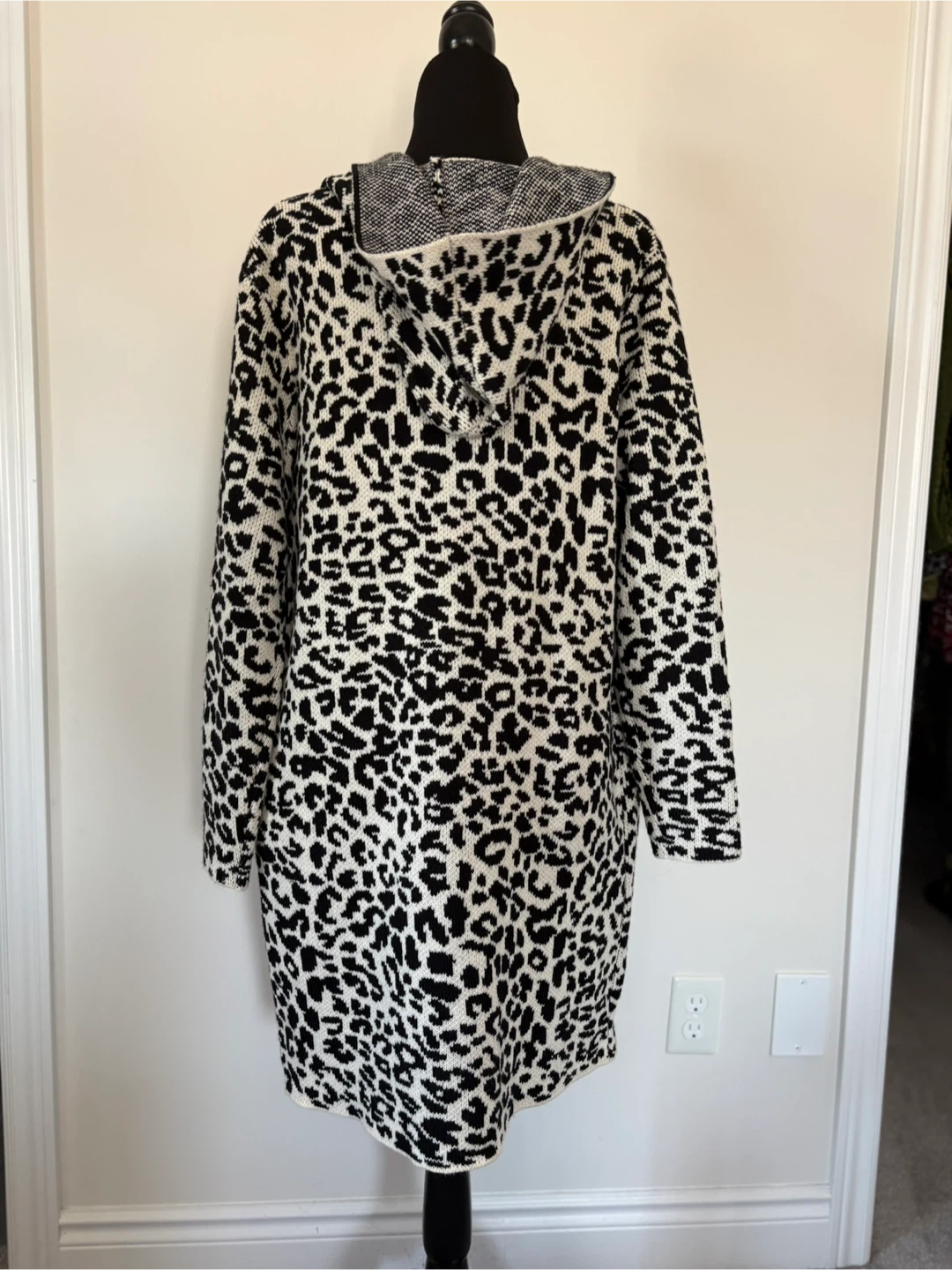 M - LIKE NEW! Monteau Leopard Print Knit Cardigan - photo 4