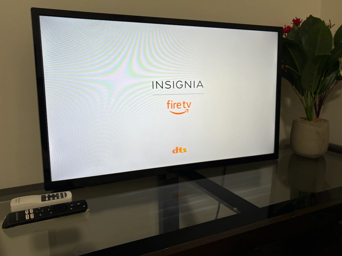 Insignia Fire TV 32 inch + TV stand - photo 3