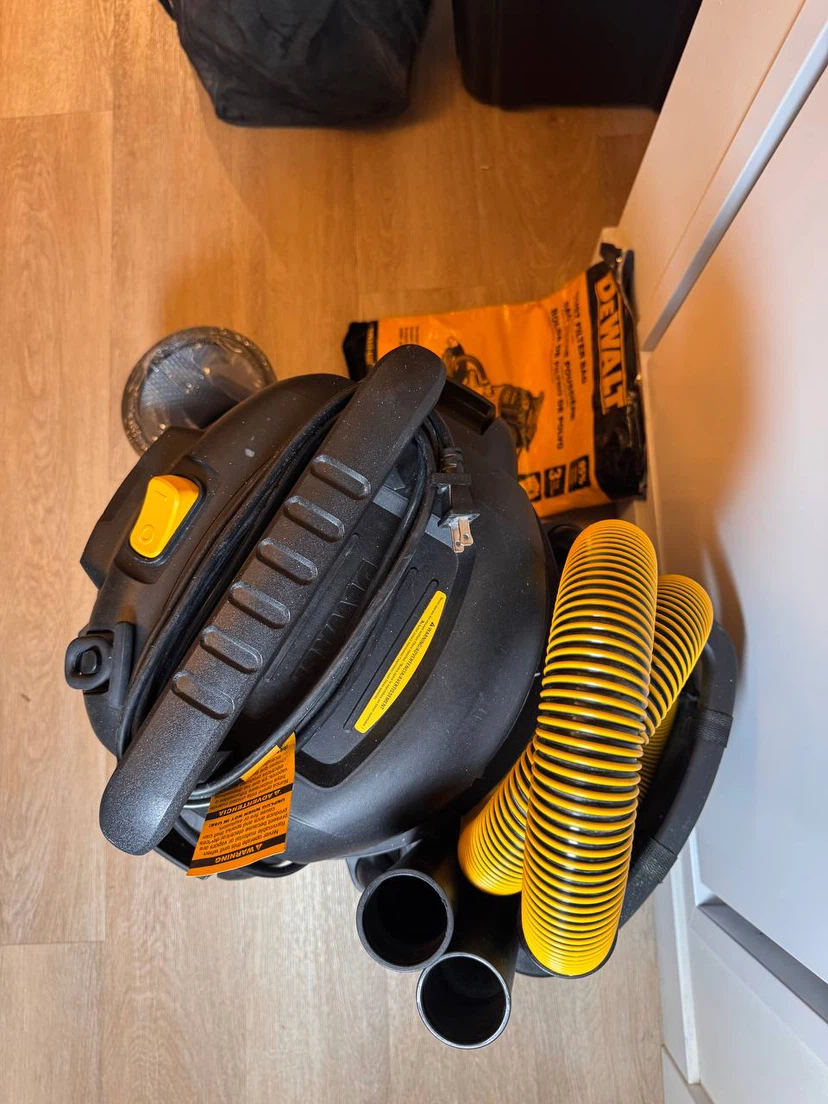 DEWALT 10 Gallon Wet/Dry Vacuum + New Filter & Bags - photo 3