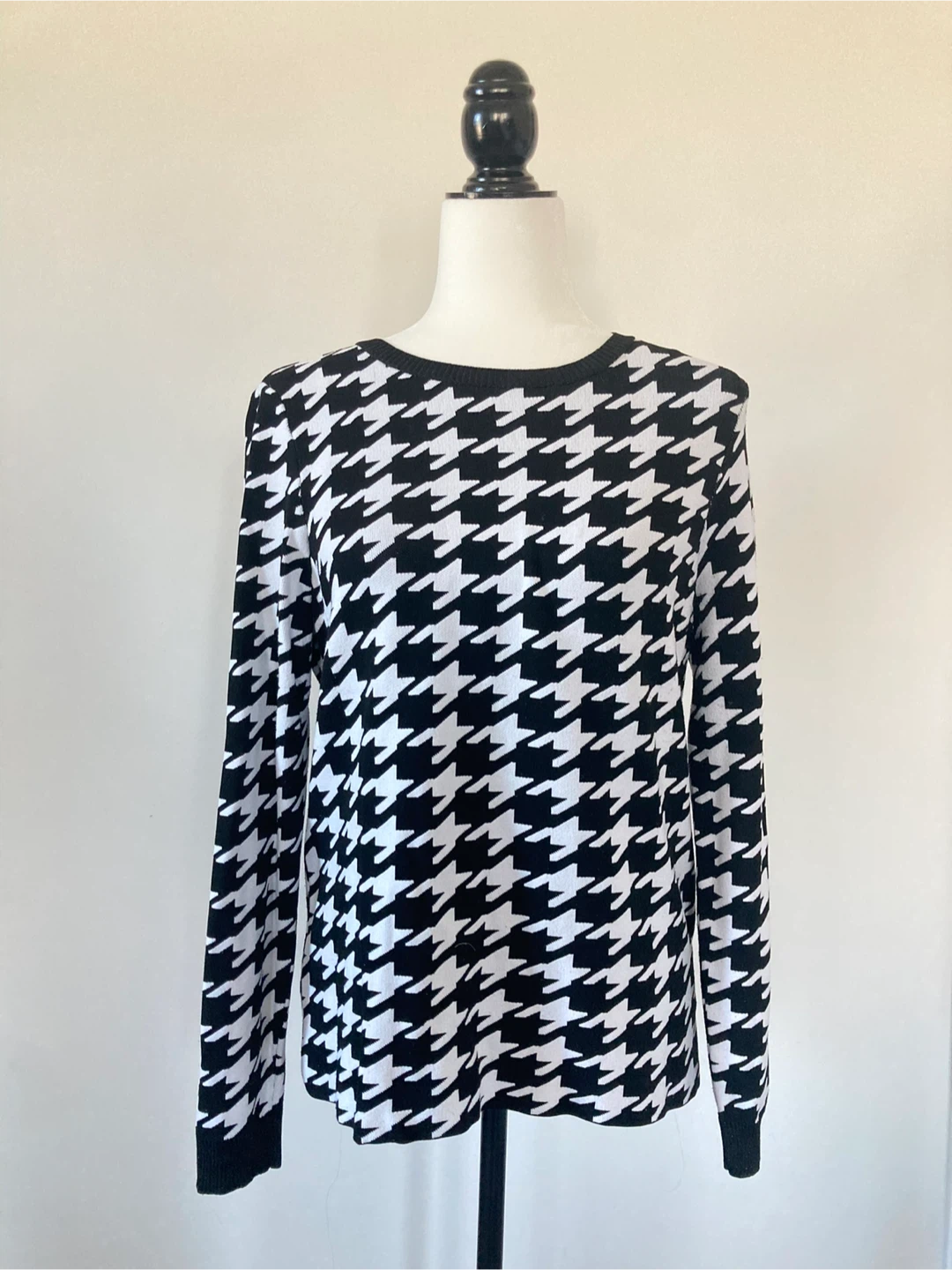 M - Like NEW! Women's Houndstooth Long Sleeve Sweater