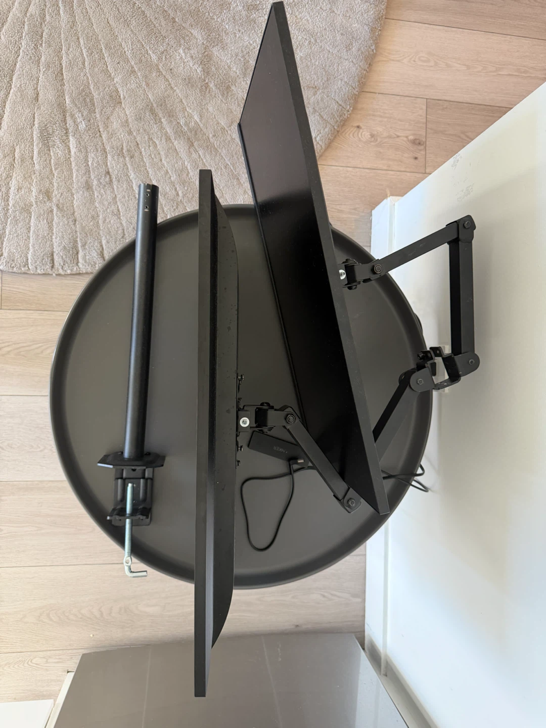 2x Samsung 24 inch Monitors with Dual Arm Desk Mount - photo 2