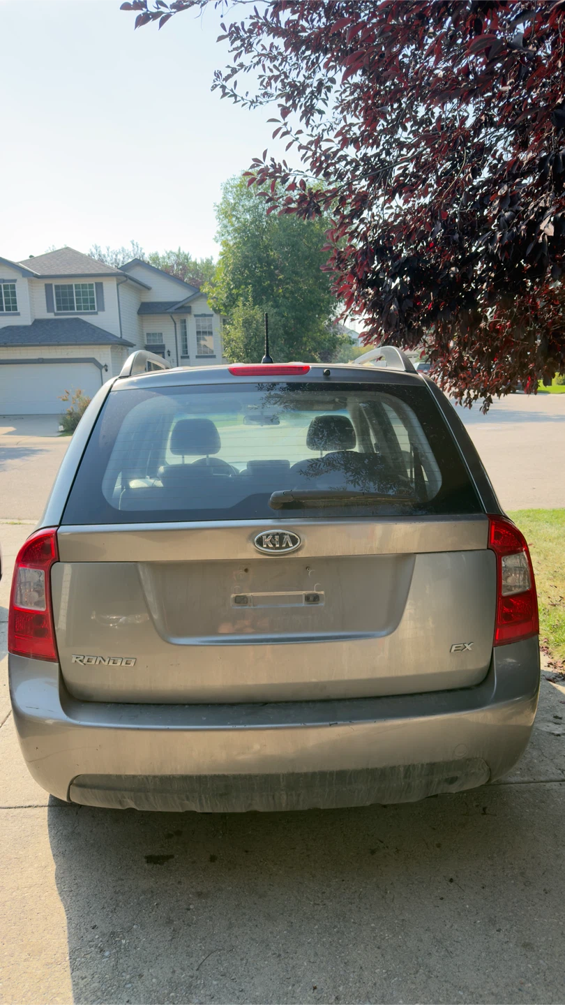 2009 Kia Rondo - 7 seats - photo 2
