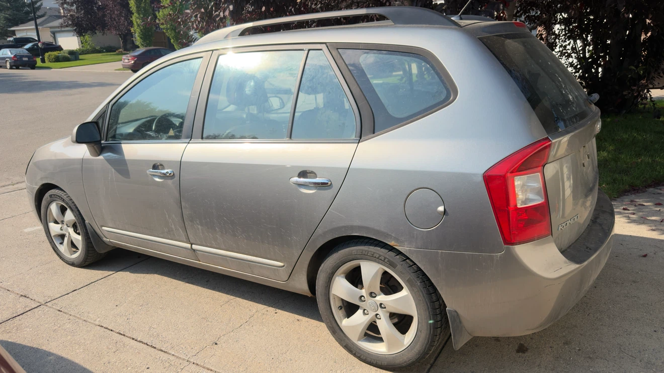 2009 Kia Rondo - 7 seats - photo 3