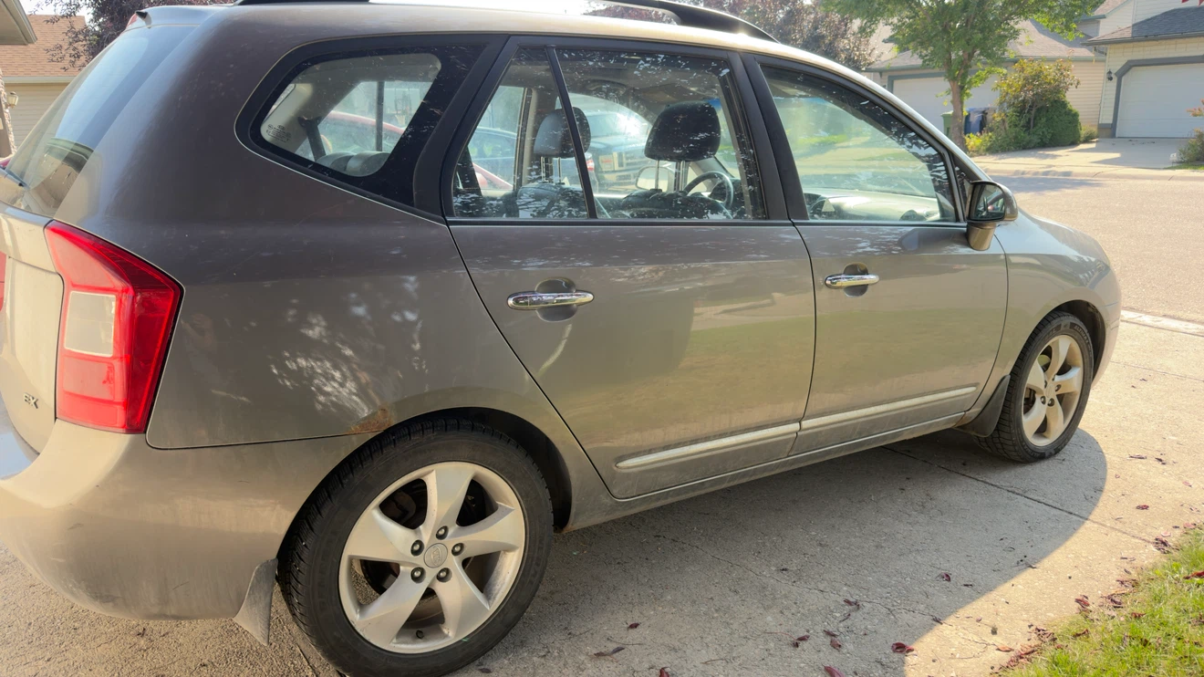 2009 Kia Rondo - 7 seats - photo 4