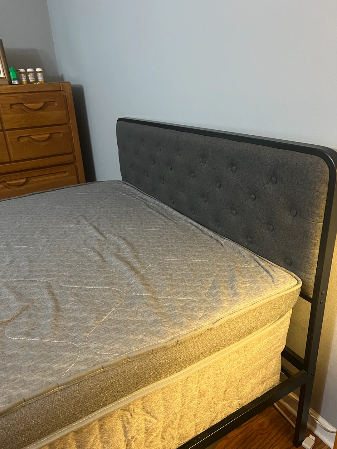 Gray upholstered bed frame with tufted  headboard - photo 2